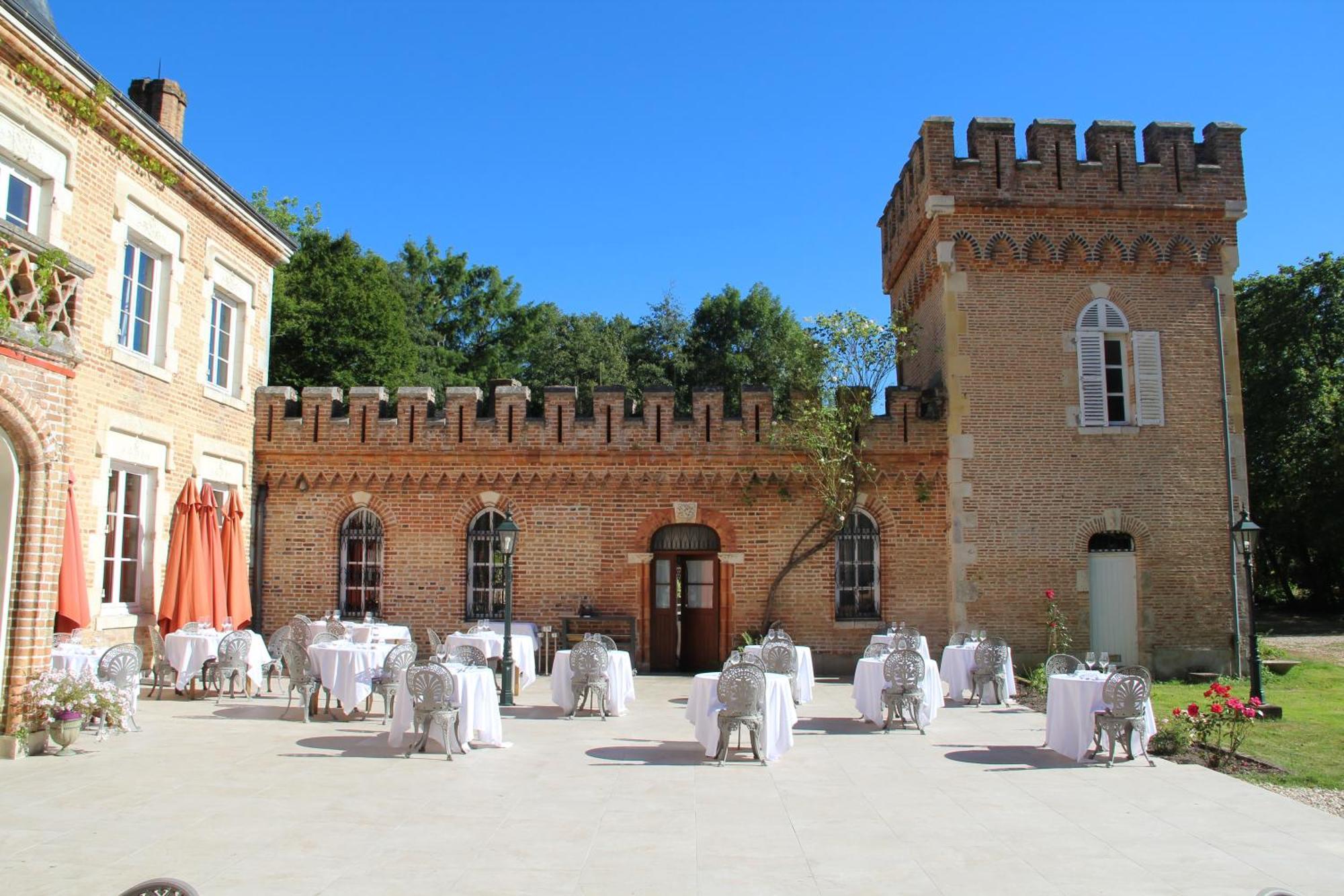 Hostellerie Du Château Les Muids La Ferté-Saint-Aubin Exterior foto